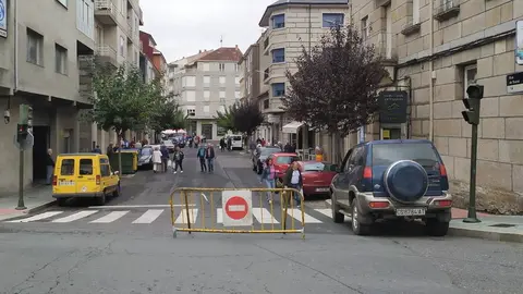 A r&uacute;a Toural desde a r&uacute;a Dous de Maio, este venres 14, d&iacute;a da primeira feira do mes en Xinzo. FOTO Diario do Limia (FILEminimizer)