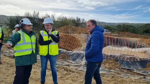 O conselleiro de Medio Rural, Jos&eacute; Gonz&aacute;lez, no centro, con tenente de alcalde de Xinzo de Limia, Amador D&iacute;az.