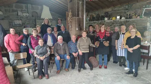 Veci&ntilde;os de Sarreaus que participaron no magosto da Escola de Sa&uacute;de Rural da Limia. | FOTO: Noelia Caseiro.