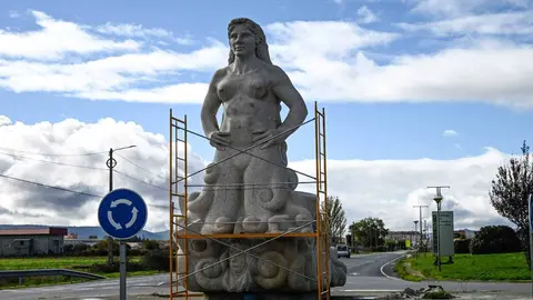 A estatua da Dama da Lagua instalada na rotonda de entrada a Xinzo dende a A-52. | FOTO: Noelia Caseiro.