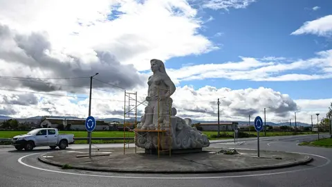 A Dama da Lagoa recibir&aacute; &oacute;s veh&iacute;culos que entren a Xinzo. | FOTO: Noelia Caseiro.