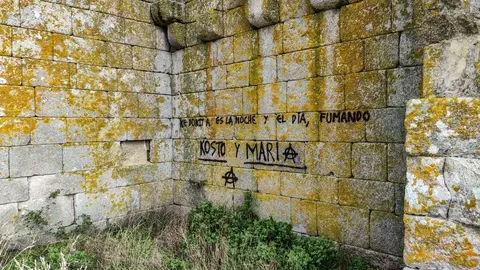 Pintada que apareci&oacute; en la Torre do Castro de Sandi&aacute;s. | FOTO: Noelia Caseiro.