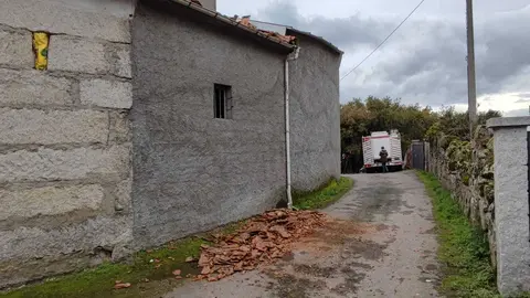 La explosi&oacute;n se origin&oacute; en una cocina anexa al domicilio principal. | FOTO: Xos&eacute; Lois Colmenero.