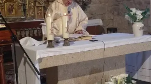 O p&aacute;rroco "Don Manolo" xubilouse tras 54 anos na igrexia de Paradela de Abeleda. | FOTO: Paradela de Abeleda.
