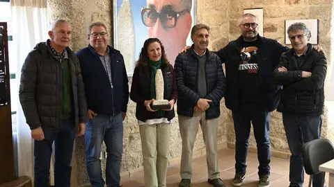 Membros do padroado do Museo da Limia e o escultor Xos&eacute; Lois Carreira.