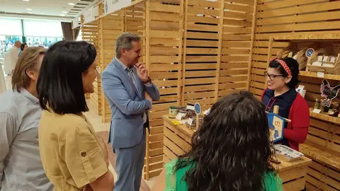 Jos&eacute; Mi&ntilde;enes, nun acto con comerciantes.