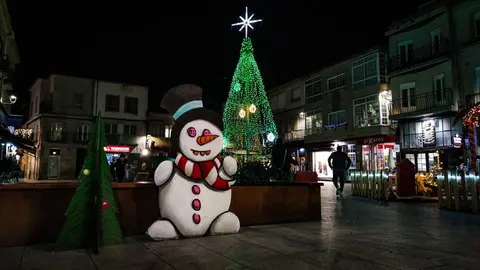 Decoraci&oacute;n de Nadal colocada na Praza Maior de Xinzo. | FOTO: Noelia Caseiro.