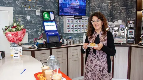 Mar&iacute;a Canella, propietaria da Cafeter&iacute;a Zeus situada na r&uacute;a da Ladeira, 13, de Xinzo. | FOTO: Jainer Barros.