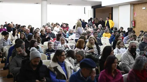 O salon de actos da Casa da Cultura quedouse pequeno para o concerto de banda de gaitas.