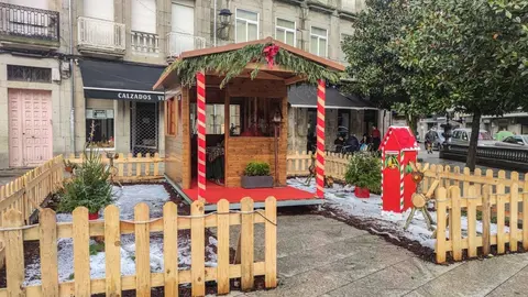 A casi&ntilde;a do Pai Noel, instalada na Praza Maior, permite o canxeo de t&iacute;ckets de compra no comercio local para montar no globo aerost&aacute;tico de Prolimia. | FOTO: Noelia Caseiro.