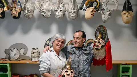 Aurora Dacal e Santiago Mart&iacute;nez traballan na elaboraci&oacute;n artesanal das m&aacute;scaras das pantallas no obradoiro Arrebol. | FOTO: Noelia Caseiro.