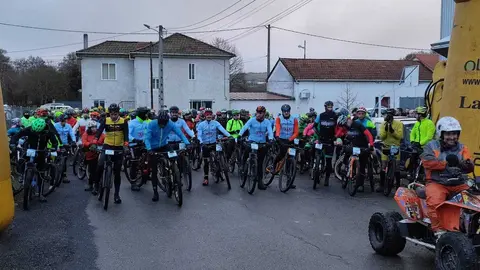 M&aacute;is de 200 ciclistas soportaron baixas temperaturas na sa&iacute;da, &aacute;s 9:30 horas deste domingo. | FOTO: Xos&eacute; Lois Colmenero.