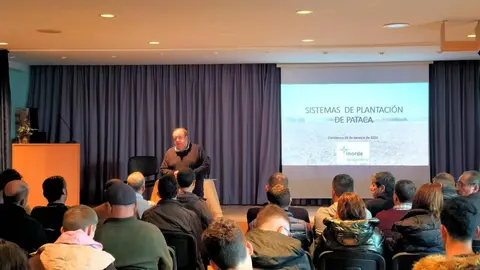 Servando &Aacute;lvarez Pousa, responsable do Centro de Desenvolvemento Agrogandeiro do Inorde en Xinzo, participa nas charlas en Coristanco.