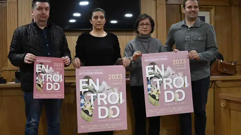 Ramiro Rodr&iacute;guez, Adriana Jim&eacute;nez, Elvira Lama e Camilo Vila presentaron o cartel do Entroido de Xinzo 2023. | FOTO: Noelia Caseiro.