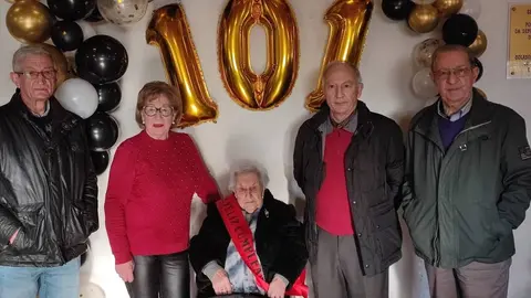 Os fillos de Carmen Garrido acompa&ntilde;&aacute;rona na s&uacute;a festa de homenaxe por cumprir os 101 anos. | FOTO: Xos&eacute; Lois Colmenero.