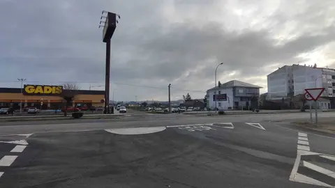 Cruce entre la avenida de Ourense y la Pista do Castro en la que hubo una colisi&oacute;n esta ma&ntilde;ana. | FOTO: Noelia Caseiro.