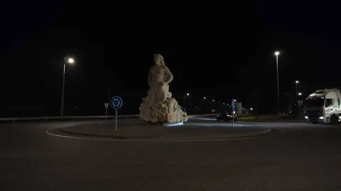 A rotonda da Dama da Lagoa carece de iluminaci&oacute;n propia que a destaque e aumente a seguridade para os veh&iacute;culos. | FOTO: Noelia Caseiro.