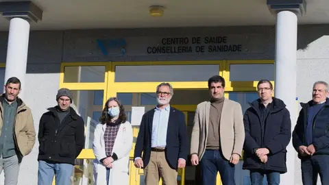 O alcalde de Vilar de Barrio, Manuel Conde; acompa&ntilde;ou ao delegado da Xunta, Gabriel Al&eacute;n; e a ao xerente da &aacute;rea sanitaria, F&eacute;lix Rubial; na s&uacute;a visita &oacute; centro de sa&uacute;de da localidade.