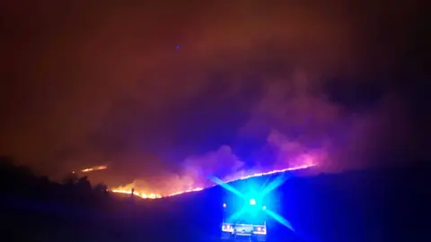 Vista del incendio la pasada noche.