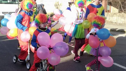 Desfile de 2020 polas r&uacute;as de Arnuide, antes da pandemia.