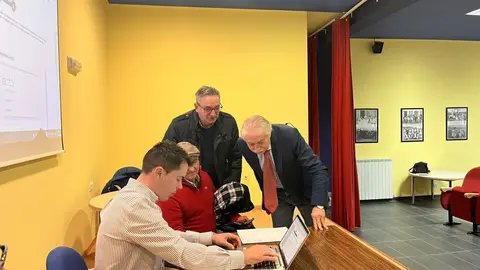 O subdelegado de Goberno, Emilio Gonz&aacute;lez; e o alcalde de Sarreaus, Gumersindo Lamas; acompa&ntilde;aron a un dos veci&ntilde;os que participou na xornada.