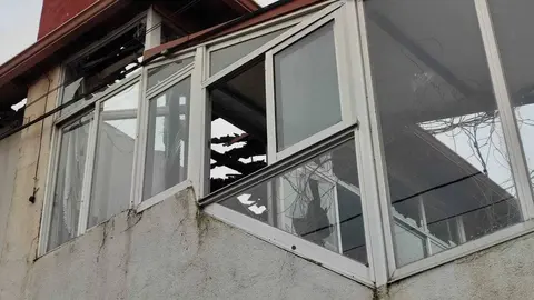 La parte superior de la vivienda, completamente calcinada. | FOTO: Xos&eacute; Lois Colmenero.