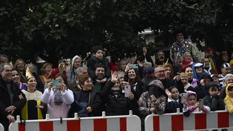 P&uacute;blico asistente ao desfile de Entroido de Xinzo tomando fotos e vendo aos participantes. | FOTO: Noelia Caseiro.