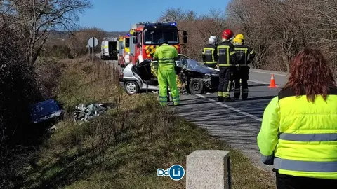 Estado en el que qued&oacute; el veh&iacute;culo tras el impacto. | FOTO: Xos&eacute; Lois Colmenero.