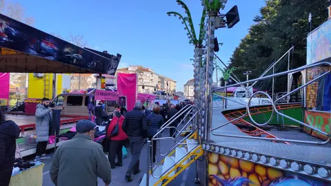 Una de las ferias celebradas entre las atracciones del Entroido, sin espacio alguno para los veh&iacute;culos de Emergencias. | FOTO: Noelia Caseiro.