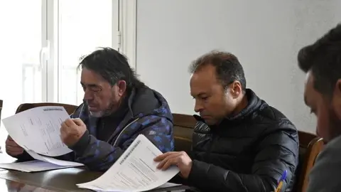 &Aacute; dereita, Manuel Rodr&iacute;guez Ayuso, l&iacute;der dos socialistas en Trasmiras e secretario da comunidade de montes que ceder&aacute; terreos para a construci&oacute;n da residencia de maiores. | FOTO: Noelia Caseiro.