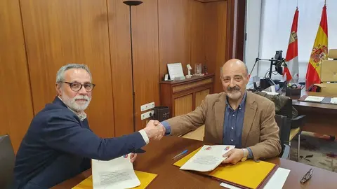 Manuel Conde e Jos&eacute; Antonio Quirog asinaron o convenio de colaboraci&oacute;n.
