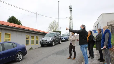 O alcalde de Sarreaus, Gumersindo Lamas, amosa ao delegado da Xunta, Gabriel Al&eacute;n; e &aacute; directora asistencial da &aacute;rea sanitaria, Mar V&aacute;zquez; o resultado da reforma da cuberta do centro de sa&uacute;de.