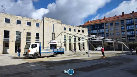 Esta ma&ntilde;&aacute;, operarios preparando a carpa para o certame na Praza Carlos Casares. | FOTO: Noelia Caseiro.