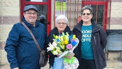 Elvira Quintas recibiu un agasallo por parte do Concello no seu &uacute;ltimo d&iacute;a de traballo.