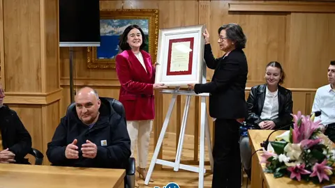 La doctora Cristina Margusino recibi&oacute; de manos de la alcaldesa, Elvira Lama, el reconocimiento a su trayectoria profesional en Xinzo.  | FOTO: Noelia Caseiro.