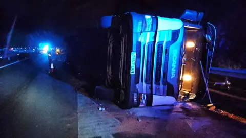 Cami&oacute;n con pollos vivos que volc&oacute; esta madrugada.