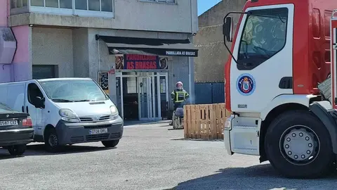 La campana extractora que origin&oacute; el fuego fue retirada por los Bomberos de Xinzo.