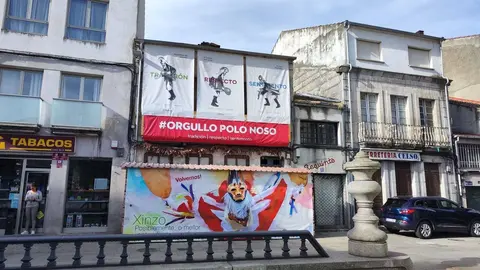 Edificio da Praza Maior, que se atopa tapado, do que o PP exixe ao Concello a formalizaci&oacute;n da s&uacute;a compra.