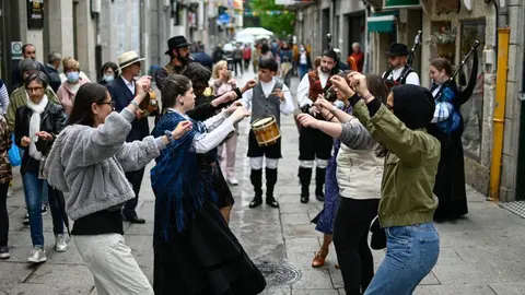 Mulleres bailando na Feira das Mozas do pasado ano. | FOTO: Noelia Caseiro.