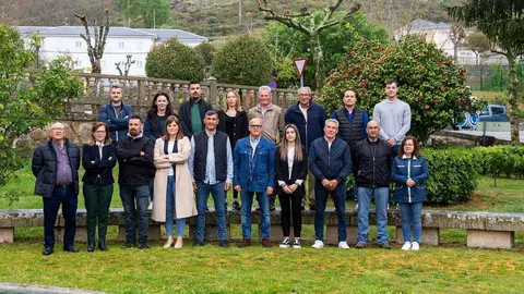 Equipo do PP que se presenta &aacute;s elecci&oacute;ns municipais no Concello de Vilar de Barrio, xunto con presidente provincial, Manuel Baltar.