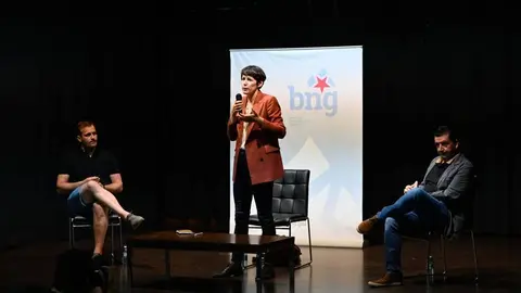 Ana Pont&oacute;n con Camilo Vila e Ramiro Rodr&iacute;guez, nunha das s&uacute;as visitas a Xinzo.