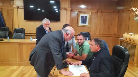Francisco Rodr&iacute;guez, presidente da SEIASA, falou do proxecto con representantes do sector da pataca, entre os que estaba o tam&eacute;n concelleiro Amador D&iacute;az. | FOTO: L.B.