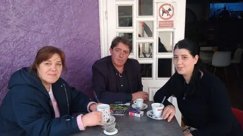 Reuni&oacute;n del candidato del PP en Xinzo, Antonio Fern&aacute;ndez, con Mary y Ely, comerciantes de la villa.