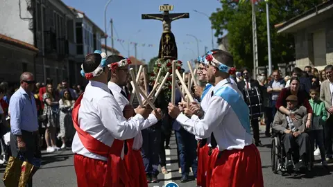 Los danzantes, delante de la imagen de la Santa Cruz, en el centro de As Lamas. | FOTO: Noelia Caseiro.