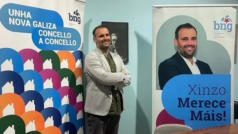 Camilo Vila con los carteles de la campa&ntilde;a electoral del BNG en Xinzo.