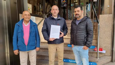 Los socialistas de Cartelle entregaron las firmas en la Delegaci&oacute;n Territorial de la Xunta en Ourense.