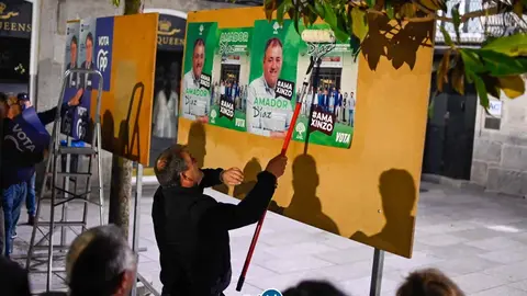 Amador D&iacute;az, de &Aacute;xil, y Antonio Fern&aacute;ndez, del Partido Popular, afanados en la pegada de carteles. | FOTO: Noelia Caseiro.