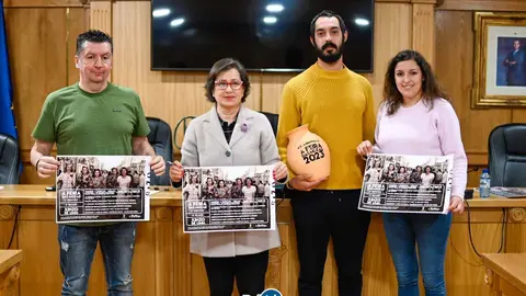 Ramiro Rodr&iacute;guez, concejal de Cultura; la alcaldesa Elvira Lama y representantes de la Asociaci&oacute;n Cultural A Pantalla, en la presentaci&oacute;n de la Feira das Mozas. | FOTO: Noelia Caseiro.