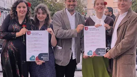 Camilo Vila e parte do seu equipo presentaron as cinco claves da s&uacute;a candidatura na Feira das Mozas.