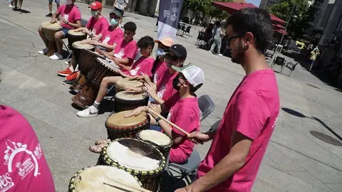 Batucada na Praza Garc&iacute;a Barb&oacute;n verinesa durante a primeira edici&oacute;n do VibraVer&iacute;n. | FOTO: Iv&aacute;n Iglesias.